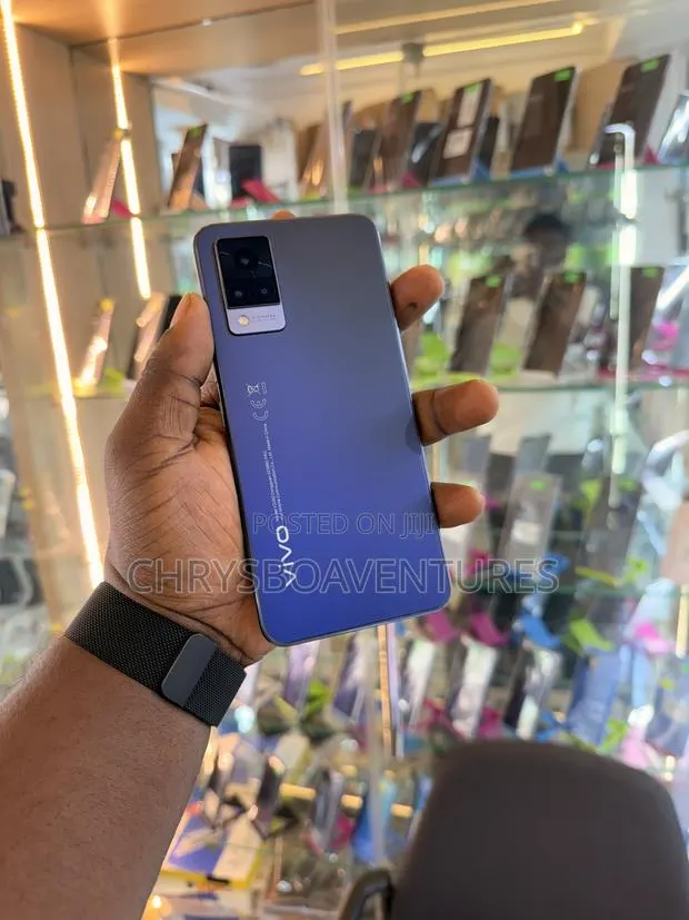 New Vivo V21 128 GB Blue · Photo 1