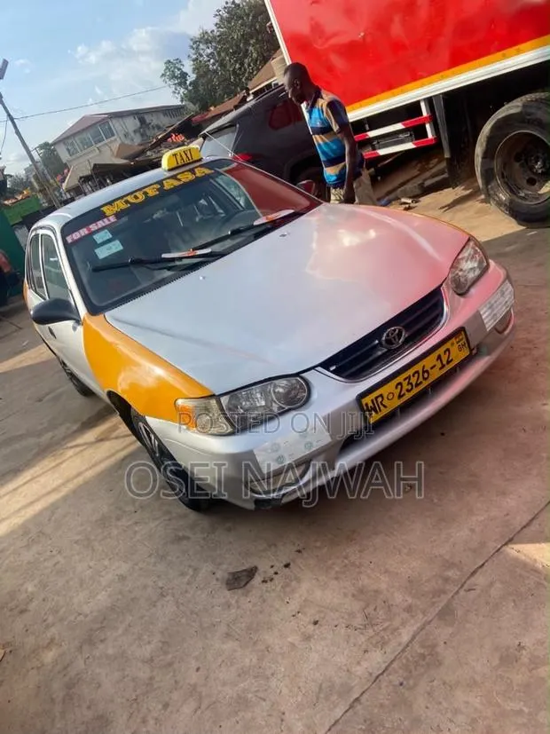 Toyota Corolla 1999 Silver · Photo 1