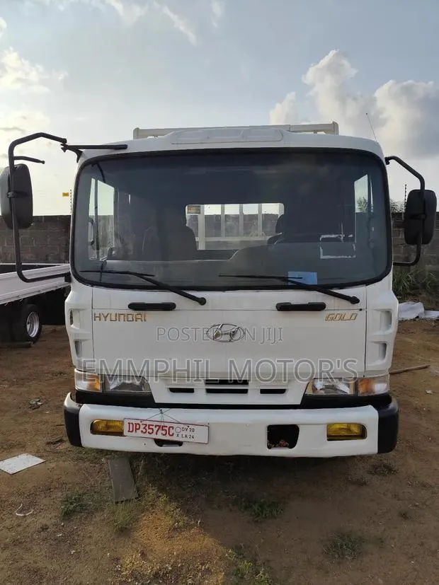2015 Hyundai 5ton. New Arrivals. · Photo 1