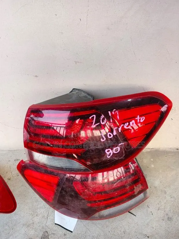 Kia Sorento 2019 Tail Light Pair · Photo 1