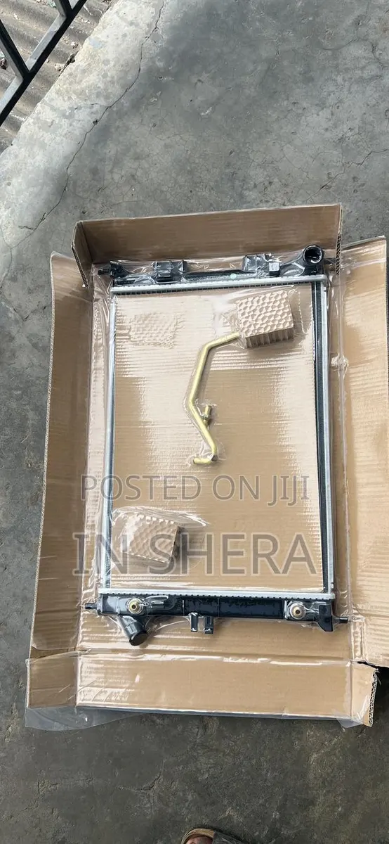 Hyundai Elantra 2011 2012 2013 Radiator Water Tank · Photo 1