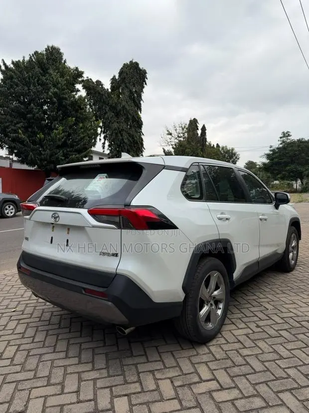 Toyota RAV4 Limited FWD 2023 White · Photo 1