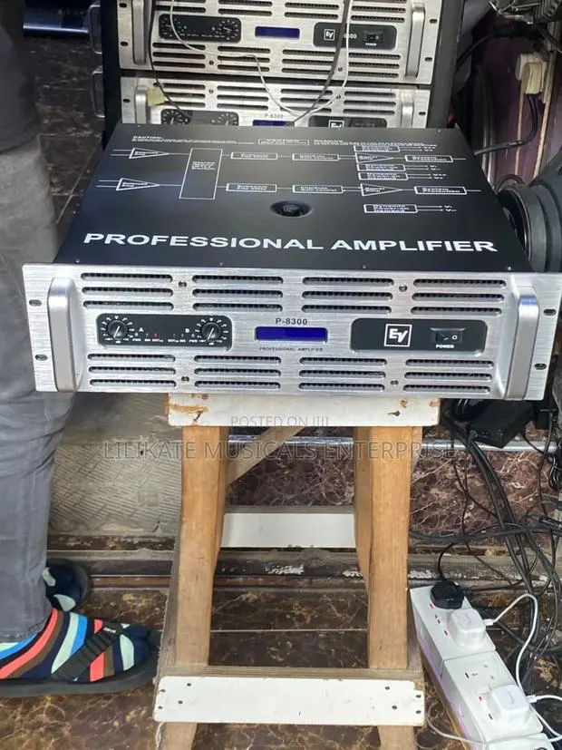 EV E-8300 Powered Amplifier · Photo 1