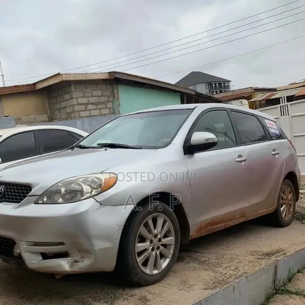 Toyota Matrix Hatchback FWD (1.8L 4cyl 5M) 2007 Silver · Photo 1