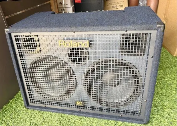 Roland KC-880 Stereo Mixing Keyboard Combo · Photo 1