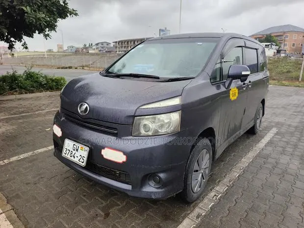 Toyota Voxy 2013 Gray · Photo 1