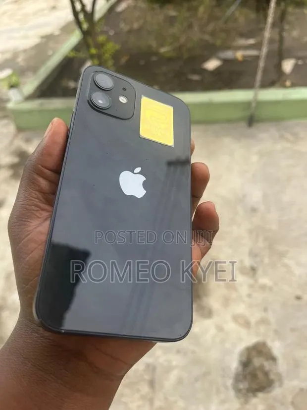 Apple iPhone 12 64 GB Black · Photo 1