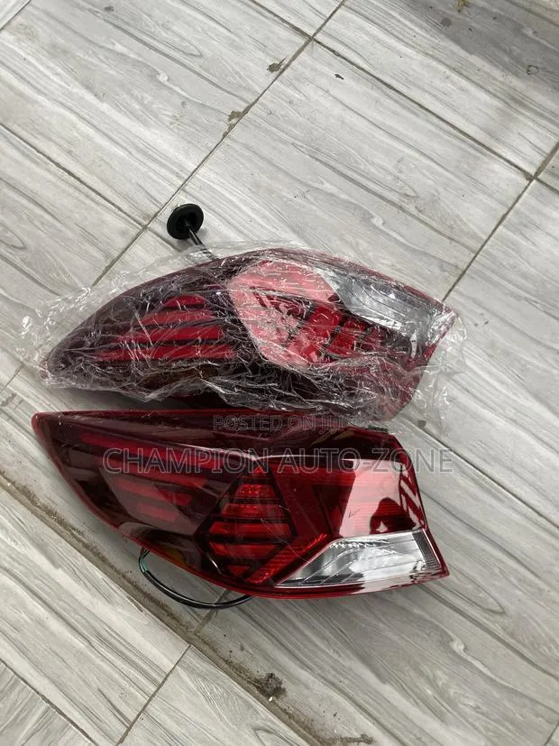 Hyundai Elantra 2019-2020 Original Tail Light Pair · Photo 1