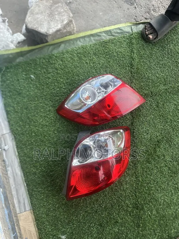 Toyota Matrix 2009 Taillight Pair · Photo 1