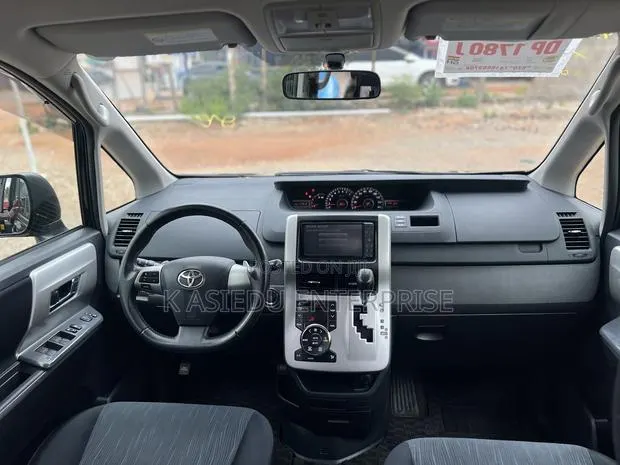 Toyota Voxy V 4WD 8-Seater 2012 Black · Photo 1