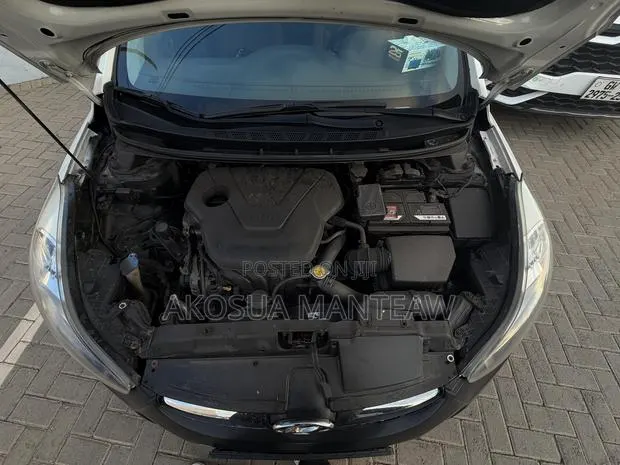 Hyundai Avante 2011 White · Photo 1