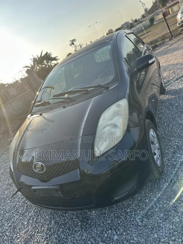 Toyota Vitz 2010 Black · Photo 1