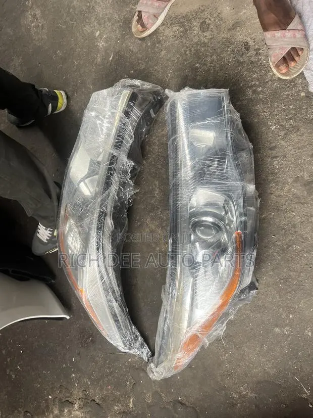 Toyota Highlander 2014, 2015, 2016 Headlight · Photo 1
