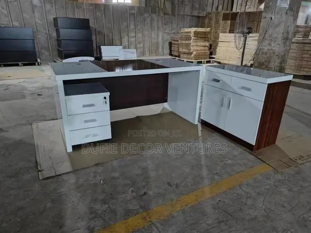 Executive Desk · Photo 1
