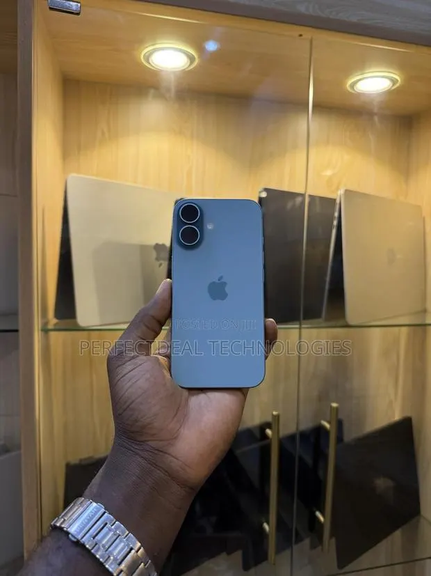 New Apple iPhone 16 128 GB Green · Photo 1