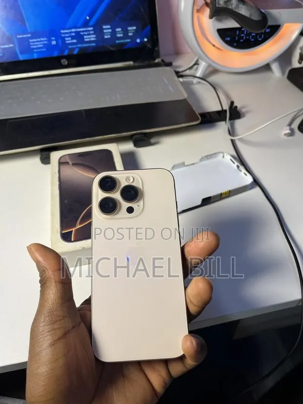 Apple iPhone 16 Pro 512 GB Gold · Photo 1