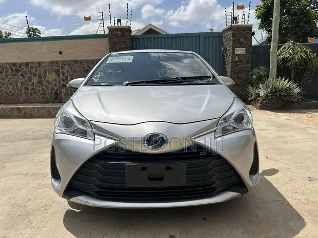 Toyota Vitz 1.5 FWD Hybrid 5dr 2017 Silver · Photo 1