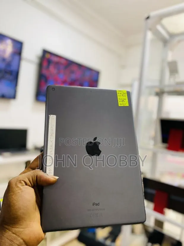 Apple iPad 10.2 (2020) 32 GB Black · Photo 1