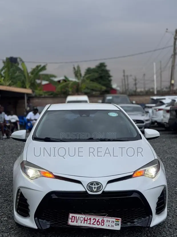 Toyota Corolla LE (1.8L 4cyl 2A) 2018 White · Photo 1