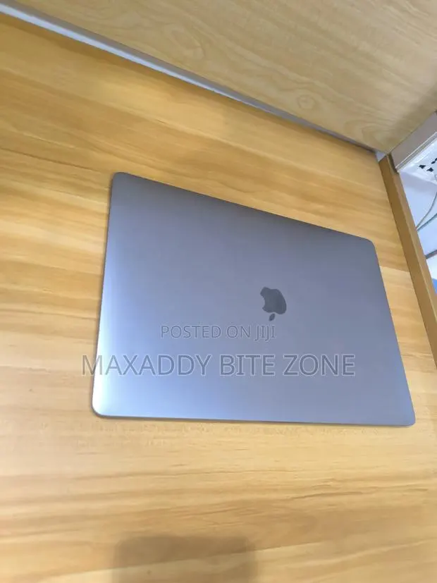 Laptop Apple MacBook Pro 2018 16GB Intel Core i7 SSD 512GB · Photo 1