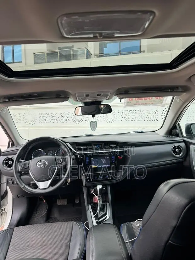 Toyota Corolla SE (1.8L 4cyl 6M) 2018 White · Photo 1