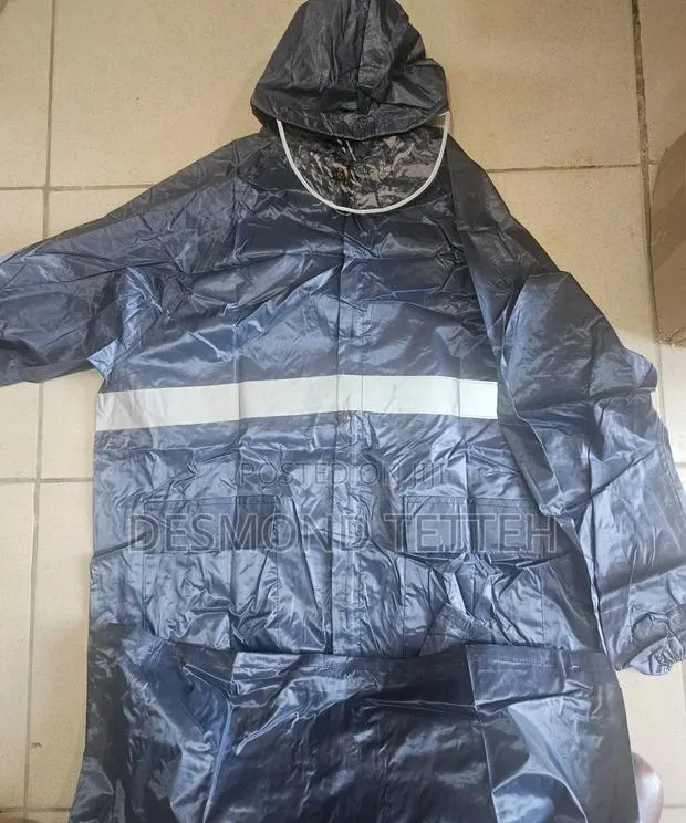 Quality Raincoat With Reflector · Photo 1