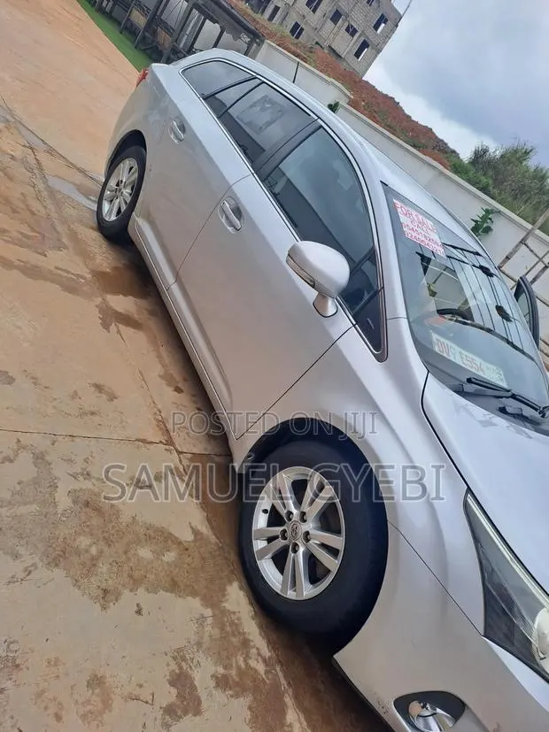 Toyota Avensis 2016 Silver · Photo 1