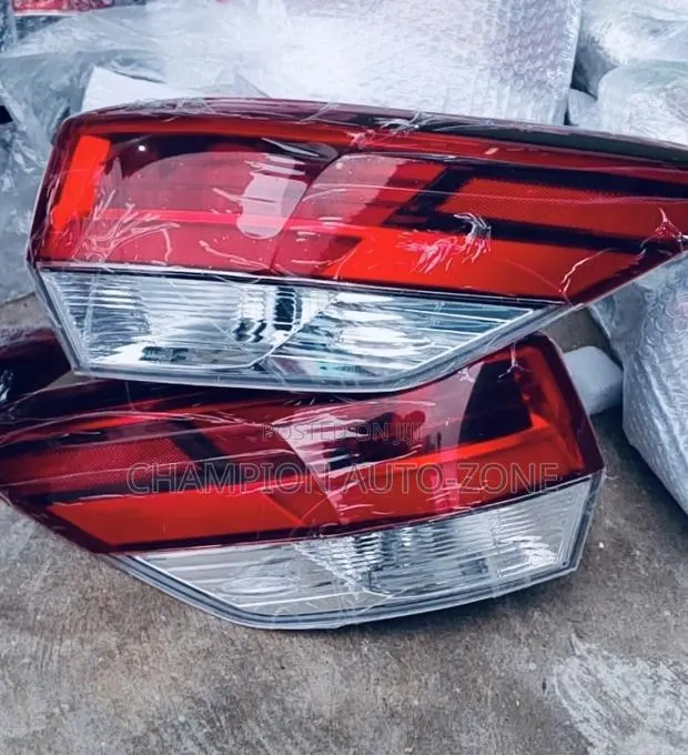 Toyota Highlander 2017-2018-2019 Original Tail Light Pair · Photo 1