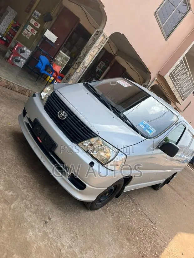 Toyota HiAce 2008 Silver · Photo 1