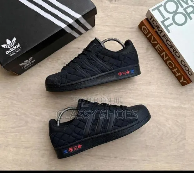 Adidas Superstar All Black and Red · Photo 1