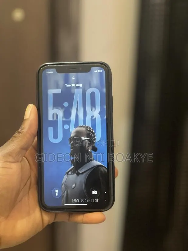 Apple iPhone 11 64 GB Black · Photo 1