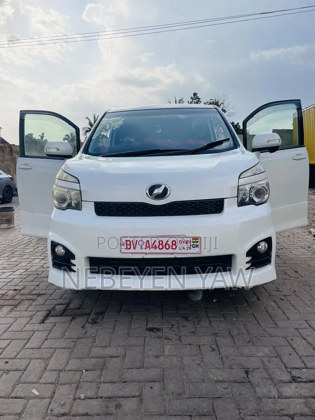Toyota Voxy 2013 White · Photo 1