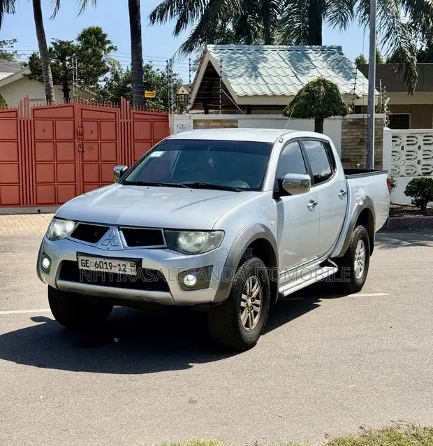 Mitsubishi L200 Club Cab 2.5 180hp 4WD 2012 Silver · Photo 1