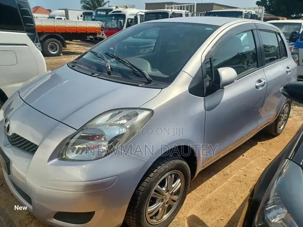 Toyota Vitz 2009 Silver · Photo 1