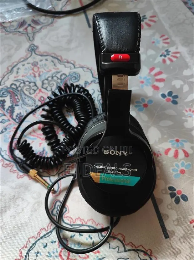 Sony MDR-7506 Professional Studio Monitor Headphones · Photo 1