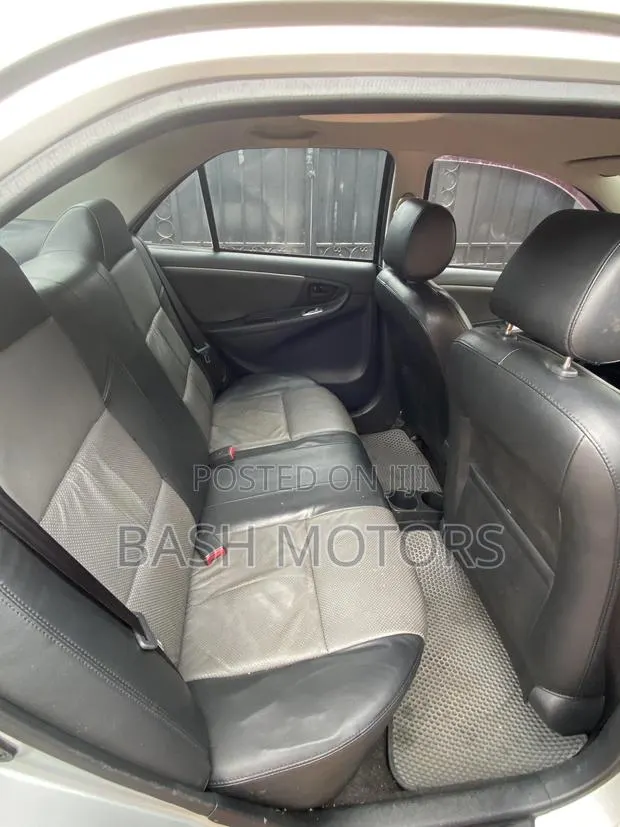 Toyota Vios 2012 Silver · Photo 1