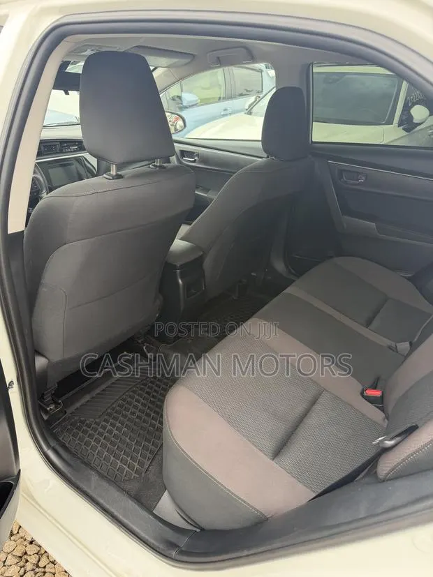 Toyota Corolla LE (1.8L 4cyl 2A) 2018 White · Photo 1