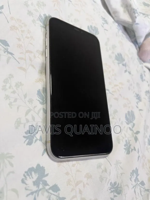 Apple iPhone XR 64 GB White · Photo 1