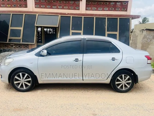 Toyota Belta 2010 Silver · Photo 1