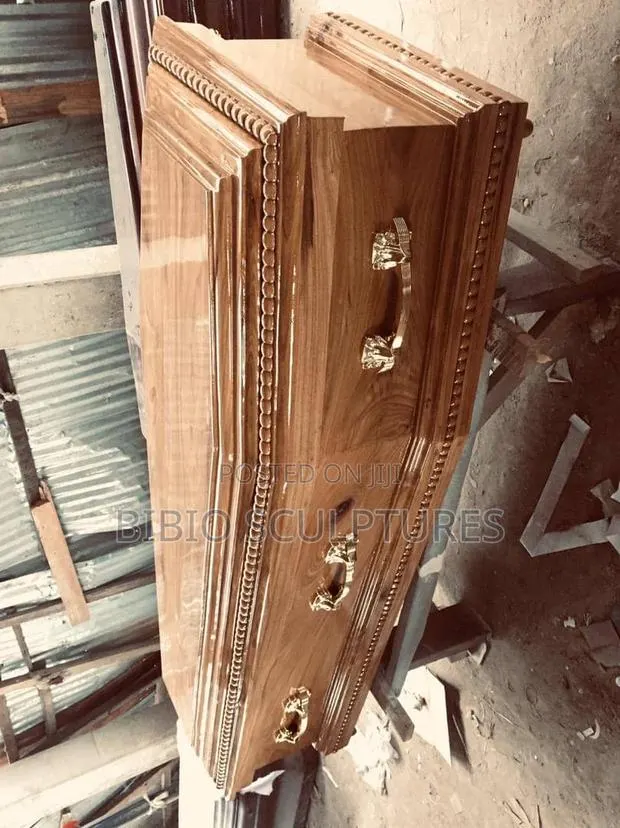 Golden Oak Majesty Casket · Photo 1