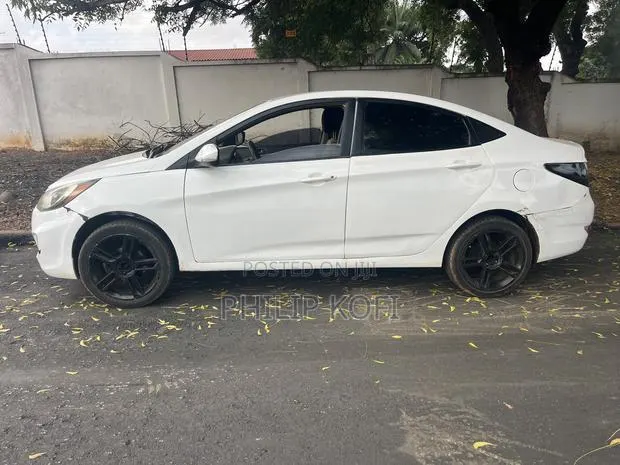 Hyundai Accent 2011 White · Photo 1