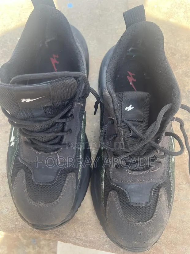 Airtight Mesh Safety Metal Toe Shoes (Sneakers) Size: 43 · Photo 1