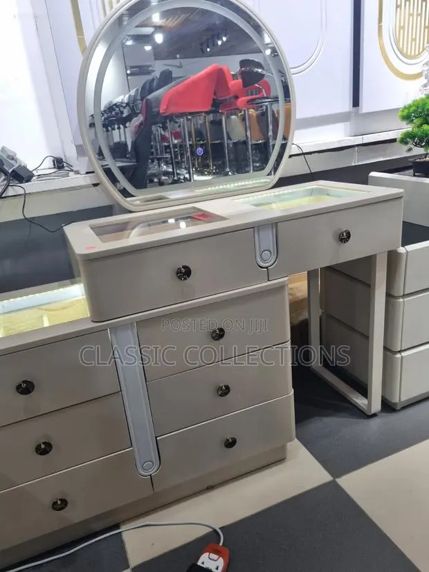 Luxury Vanity Dressing Table With Illuminated Jewellery Displays · Photo 1