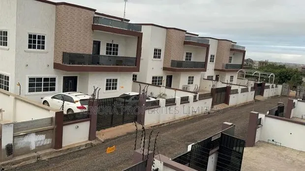 5bdrm Duplex in Tema for sale · Photo 1