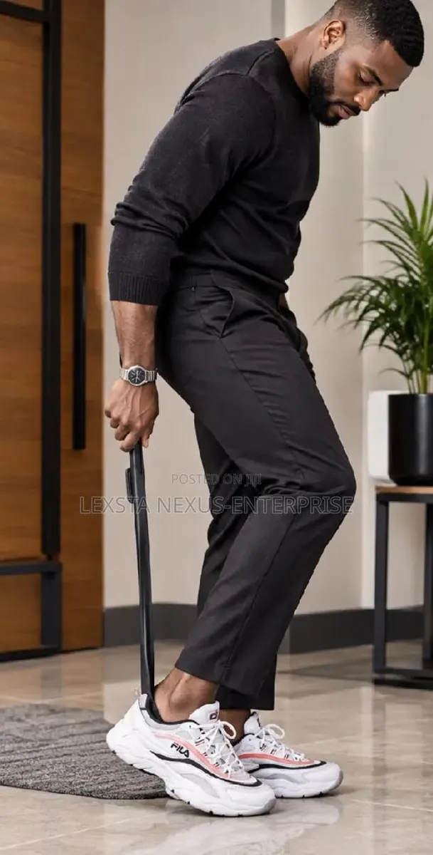 Long Shoe Horn/ Shoe Wearer · Photo 1