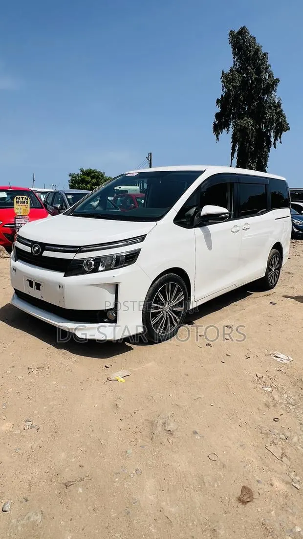 Toyota Voxy V 4WD 8-Seater 2015 White · Photo 1