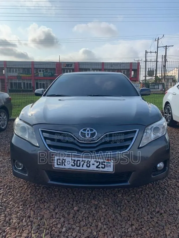 Toyota Camry 2011 Gray · Photo 1