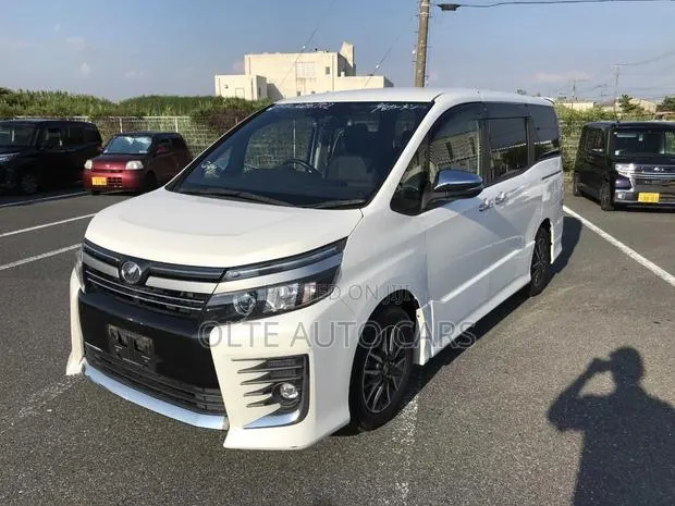 Toyota Voxy V 2WD 7-Seater 2019 White · Photo 1