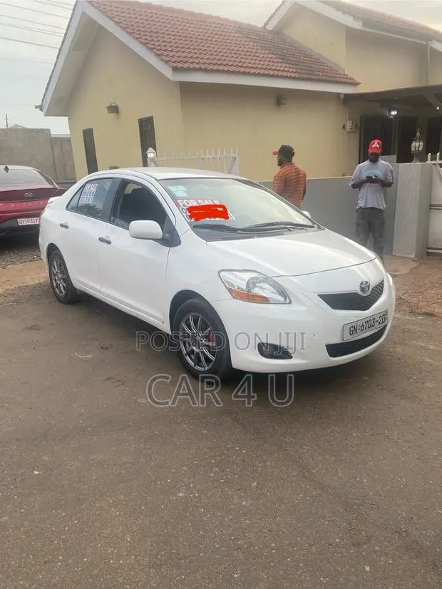 Toyota Yaris 2010 White · Photo 1