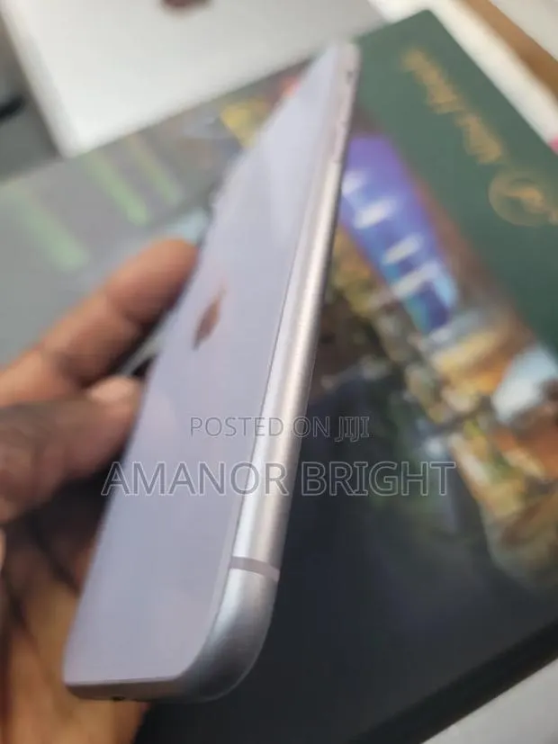 New Apple iPhone 11 128 GB Purple · Photo 1